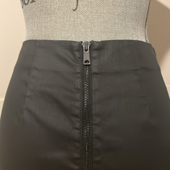 Banana Republic Skirt - Black - 2petite - double zipper back closure. - Picture 3 of 5